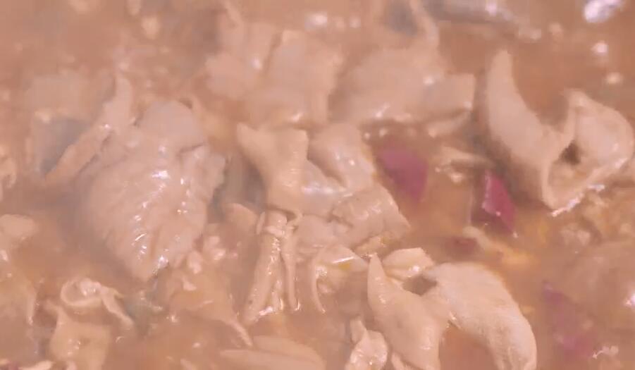 王老三肥腸燉雞雜，沒(méi)有三碗米飯降不住